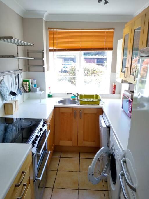 2 Bed Flat Near Station With Parking&Comgarden Apartment Сътън Екстериор снимка