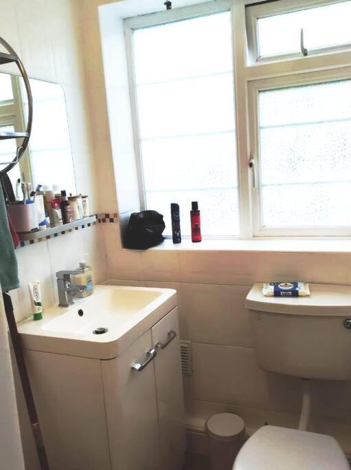 2 Bed Flat Near Station With Parking&Comgarden Apartment Сътън Екстериор снимка